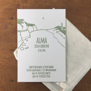 letterpress-geboortekaartje-alma-kustlijnen-zee-strand-illustratie-handgemaakt-zwaluw-schotsekust-alma-duinen