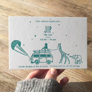 letterpress-geboortekaartje-jip-olifantje-giraffe-van-kite-surf-reizen-wanderlust-jongen-sterrenbeeld-cotton-paper
