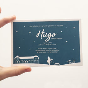 letterpress-geboortekaartje-hugo-sneeuw-huis-sleetje-slede-jongetje-bruggetje-winters-winterthema-diepdruk-blauw-relief-karton-lief-orgineel-winters