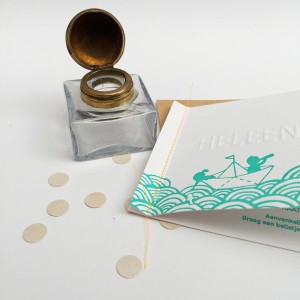 Letterpress geboortekaartje Heleen Niklas tweeling in gevouwen bootje op zee Letterpress-geboortekaartje-tweeling-bootje-mintgroen-fluor oranje- naairandje