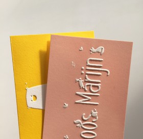Preeg oudroze okergele kleurige letterpress geboortekaartjes