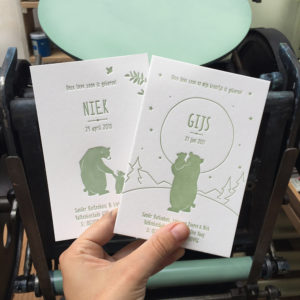 letterpress-geboortekaartje-niek-gijs-beren-hallokleinebeer-welterustenkleinebeer-kinderboek-oudgroen-olijfgroen-beren