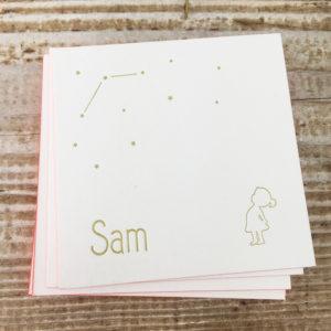 letterpress-geboortekaartje-sam-meisje-silhouet-goud-roze-abrikoos-kleuropsnede-detail-handgemaakt-voorkant