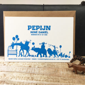 geboortekaartje-letterpress-amsterdam-pepijn-circusdieren-dieren-circus-giraffe-olifant-optocht-leeuw-blauw