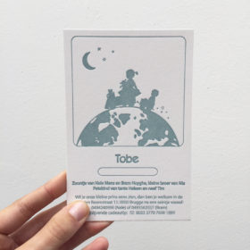 letterpress geboortekaartje met trein en broertje zusje op wereldbol/aarde