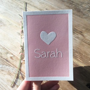 letterpress-geboortekaartje-sarah-roze-hart-lief-zoet-oud-roze-relief-indruk-cotton-paper-poeder-roze