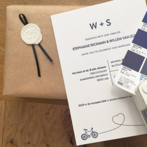 letterpress-huwelijkskaart-weddinginvite-studio-letterpressamsterdam-bike-cycle-blue-cotton-paper-karton-diepdruk-boekdruk-relief