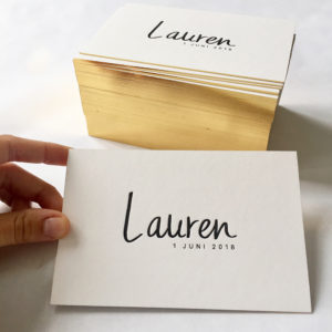 letterpress-geboortekaartje-lauren-kalligrafie-goudfolie-klassiek-eenvoud-gouden-randje-handgeschreven-goldschnitt-goudopsnede-amsterdamletterpress