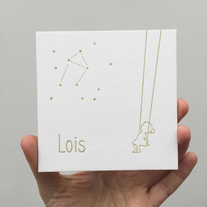 letterpress-geboortekaartje-lois-schommel-diepdruk-swing-sky-girl-meisje-vierkant-lief-relief-goud-roze-amsterdam-silhouet